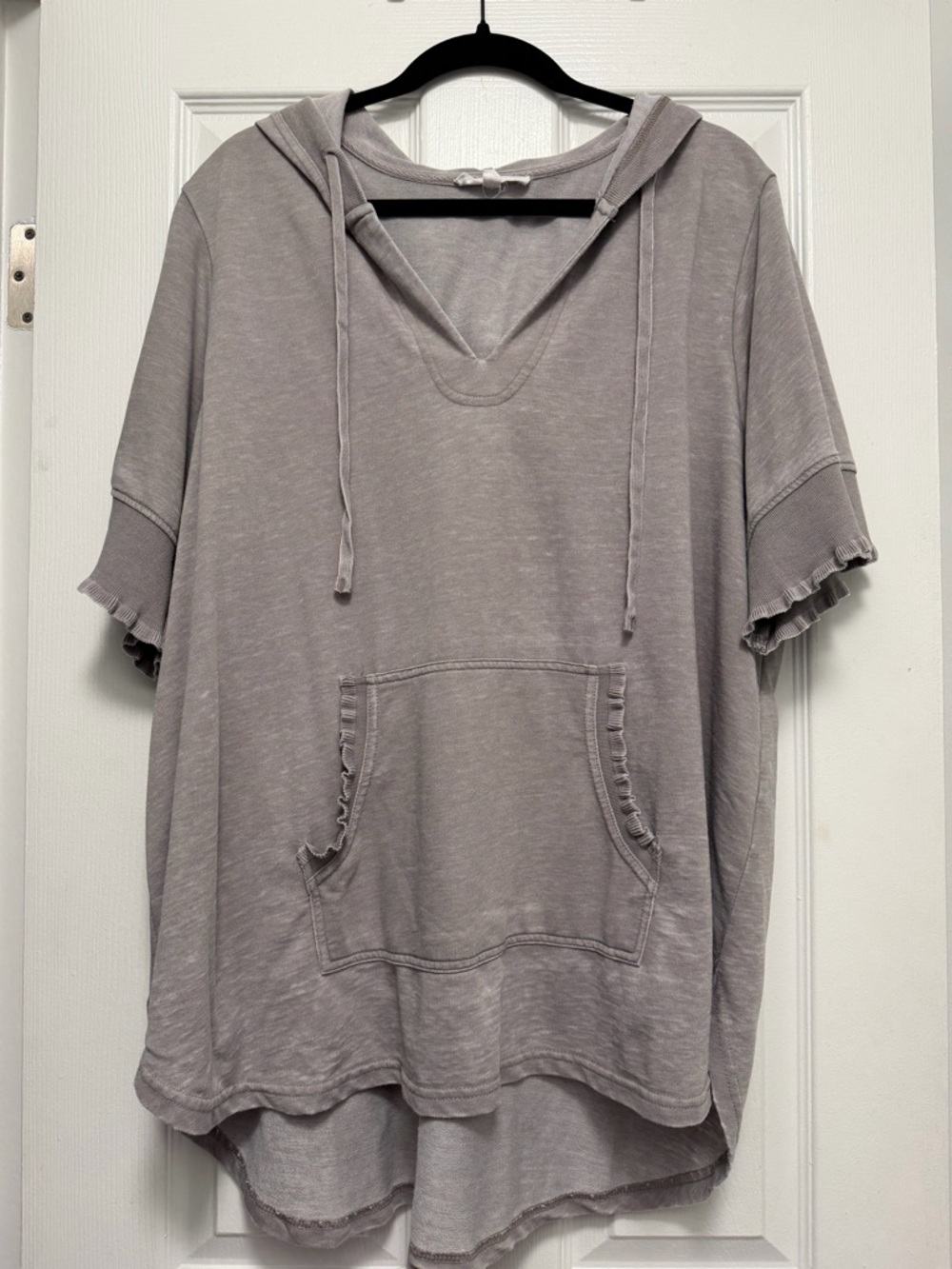 Jane and Delancey Short-Sleeve Hooded Top in Light Gray